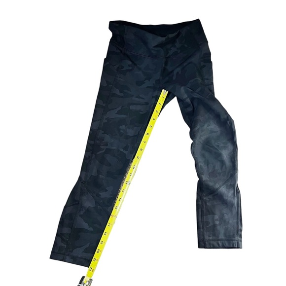 Lululemon Black Camo Base Pace High-Rise Cropped Leggings 22" Size 4 - Picture 4 of 8